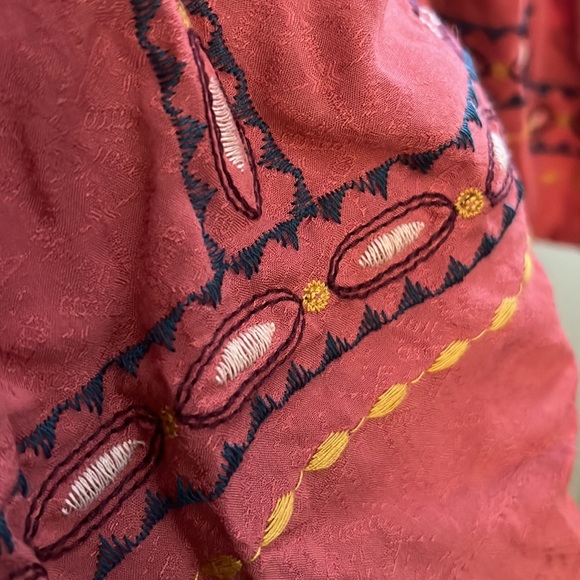 Beautiful Thread Pattern Top - Picture 4 of 6